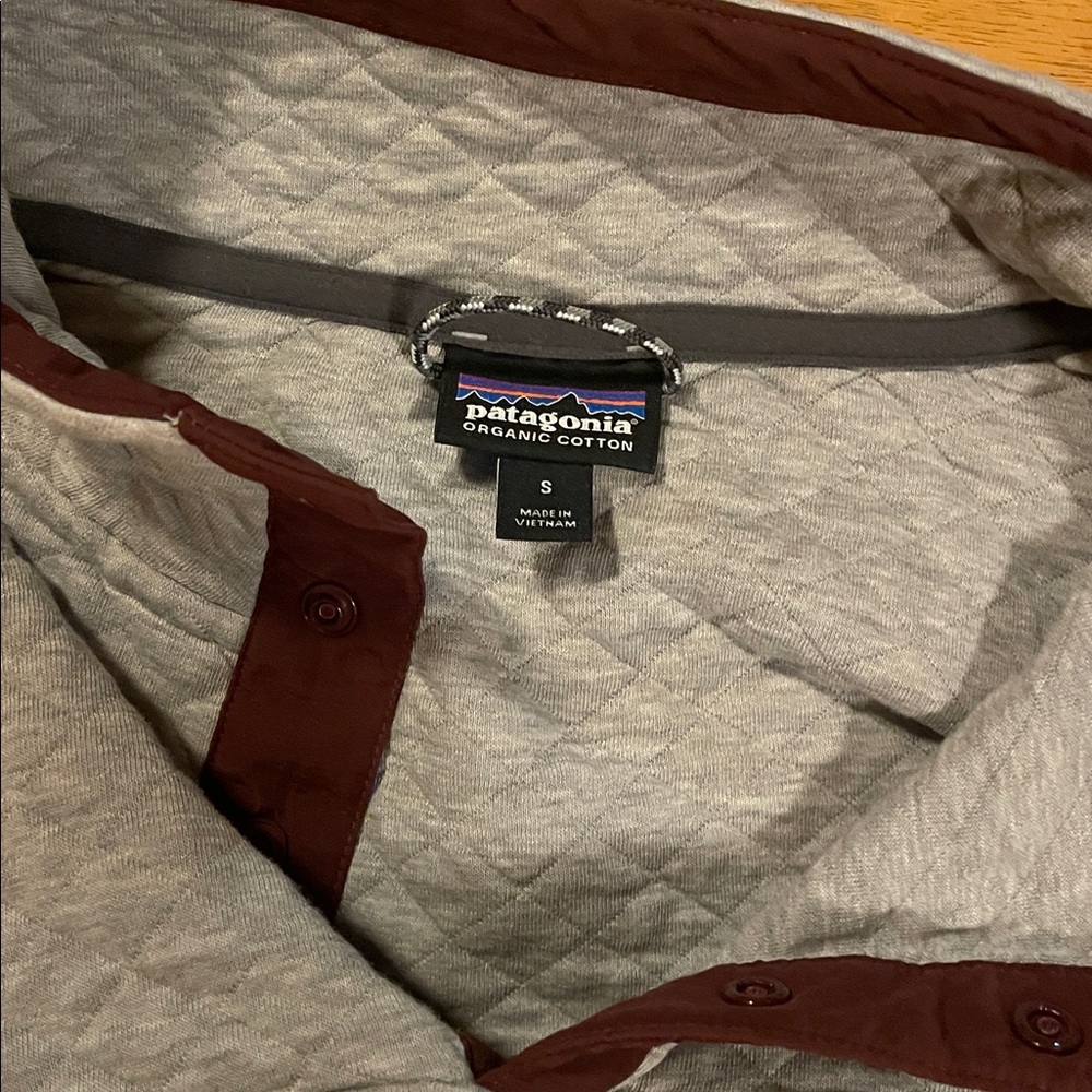 Patagonia Quilted Snap T Pullover Drifter Gray/Ruby Organic Cotton Size Small - Picture 7 of 9